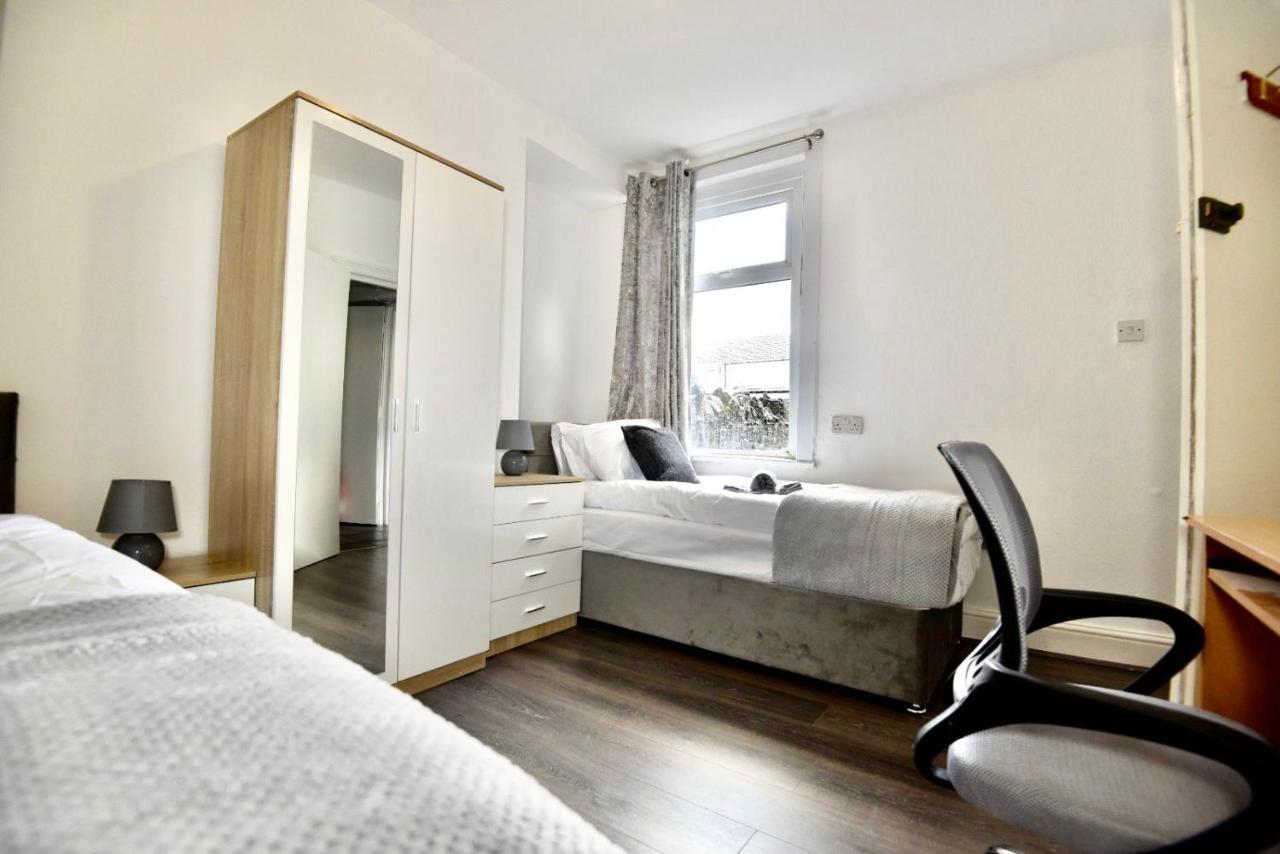 Come On In Pontypridd Exterior photo
